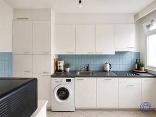 <p><span>Lichtrijk 2-slaapkamerappartement met zonnig terras in Mortsel</span></p><p><span>Op zoek naar een instapklaar appartement met veel licht, een uitstekende ligging of naar een interessante vastgoedinvestering met lopende huurinkomsten? Dit verzorgde 2-slaapkamerappartement in Mortsel combineert een royale leefruimte, een zonnig zuidgericht terras en een rustige, groene woonomgeving met praktische troeven zoals een privatieve kelderberging en vernieuwde ramen. Het appartement is momenteel verhuurd aan € 805,14 per maand, exclusief kosten, waardoor het ook bijzonder interessant is voor investeerders die op zoek zijn naar een eigendom met onmiddellijke huurinkomsten.</span></p><p><span> </span></p><p><span>Indeling</span></p><p><span>De royale leefruimte vormt het absolute hart van het appartement. Brede raampartijen over de volledige gevelbreedte zorgen voor een uitzonderlijke lichtinval en bieden volop plaats voor een comfortabele zit- en eethoek. De afzonderlijke, functionele keuken beschikt over een ruime koelkast, een elektrische kookplaat met dampkap, een aansluiting voor een wasmachine of vaatwasser en een overvloed aan opbergruimte. Vanuit de keuken hebt u toegang tot het balkon aan de straatzijde. Daarnaast is er een praktische berging met stopcontacten, ideaal voor een extra vriezer, voorraad of bijkomende opslag. De verzorgde inkomhal is voorzien van ingebouwde vestiairekasten en een afzonderlijk gastentoilet. Achteraan bevinden zich twee comfortabele slaapkamers van circa 16 m² en 12 m². De tweede slaapkamer geeft rechtstreeks toegang tot het zonnige, zuidgerichte terras van circa 6 m², waar u in alle rust van de middag- en avondzon geniet. De eigentijdse badkamer is uitgerust met een stijlvol meubel met extra bergruimte en een comfortabele, afgesloten regendouche. Het appartement werd afgewerkt met een duurzame en onderhoudsvriendelijke laminaatvloer, aangevuld met tegelvloeren in de keuken en badkamer.</span></p><p><span> </span></p><p><span>Troeven</span></p><ul><li><span>Royale en bijzonder lichtrijke leefruimte met brede raampartijen over de volledige gevelbreedte.</span></li><li><span>Zonnig, zuidgericht terras van circa 6 m² met middag- en avondzon.</span></li><li><span>Twee volwaardige slaapkamers van circa 16 m² en 12 m².</span></li><li><span>Afzonderlijke, functionele keuken met veel opbergruimte en toegang tot het straatbalkon.</span></li><li><span>Moderne badkamer met stijlvol meubel en afgesloten regendouche.</span></li><li><span>Praktische berging, ingebouwde vestiairekasten en afzonderlijk gastentoilet.</span></li><li><span>Privatieve kelderberging inbegrepen in de aankoopprijs.</span></li><li><span>Mogelijkheid tot het huren of aankopen van een garagebox.</span></li><li><span>Recent vernieuwd en geïsoleerd dak en reeds vervangen ramen.</span></li><li><span>Rustige, groene ligging op wandelafstand van het centrum van Mortsel.</span></li><li><span>Interessante investering met een lopende huurovereenkomst en onmiddellijke huurinkomsten.</span></li></ul><p><span> </span></p><p><span>Verhuurd</span></p><p><span>Het appartement is verhuurd sinds 1 juli 2022 aan een actuele maandelijkse huurprijs van € 805,14, exclusief kosten.</span></p><p><span>Voor investeerders biedt dit het voordeel dat er bij aankoop reeds een lopende huurovereenkomst en huurinkomsten aanwezig zijn.</span></p><p><span>Wenst u het appartement zelf te bewonen? Dan kan de huurovereenkomst worden beëindigd met een wettelijke opzegtermijn van zes maanden.</span></p><p><span> </span></p><p><span>Verkoopprocedure</span></p><p><span>Kijkdag: 12 september</span></p><p><span>De instelprijs voor biedingen bedraagt € 219.000.</span></p><p><span>Geïnteresseerde kandidaten krijgen na de kijkdag de mogelijkheid om een bod onder gesloten omslag uit te brengen. De verkoper behoudt zich het recht voor om ieder uitgebracht bod vrij en weloverwogen te beoordelen. Alle kandidaten worden uiterlijk vijf dagen na de kijkdag geïnformeerd over de beslissing of het verdere verloop van de verkoopprocedure.</span></p><p><span> </span></p><p><span>Algemene informatie</span></p><p><span>De maandelijkse gemeenschappelijke kosten worden geschat op circa € 25. Daarnaast bedraagt de provisie voor verwarming en water circa € 100 per maand.</span></p><p><span>Het appartement beschikt over een individuele meter voor elektriciteit. Gas en water worden collectief gemeten.</span></p><ul><li><span>EPC: label C</span></li><li><span>Elektrische keuring: niet conform het AREI</span></li><li><span>Asbestattest: asbestveilig</span></li></ul><p><span> </span></p><p><span>Het gebouw</span></p><p><span>Het verzorgde en kleinschalige appartementsgebouw bestaat uit een kelderverdieping, een gelijkvloers en twee verdiepingen, met telkens slechts twee appartementen per niveau.</span></p><p><span>Het dak werd recent vernieuwd en voorzien van 80 mm performante PIR/PUR-isolatie. Ook de ramen werden reeds vervangen, wat bijdraagt aan het wooncomfort en de energiezuinigheid.</span></p><p><span> </span></p><p><span>Ligging</span></p><p><span>Het appartement bevindt zich in een rustige en groene residentiële woonomgeving in Mortsel, met voornamelijk kleinschalige appartementsgebouwen.</span></p><p><span>Het bruisende centrum van Mortsel ligt op wandelafstand en biedt een uitgebreid aanbod aan winkels, supermarkten, bakkers, horecazaken en andere dagelijkse voorzieningen.</span></p><p><span>Ook het openbaar vervoer bevindt zich binnen handbereik, waardoor u zich vlot verplaatst naar Antwerpen en de omliggende gemeenten.</span></p><p><span>Dankzij de gunstige ligging is bovendien een vlotte verbinding met de Ring van Antwerpen verzekerd.</span></p><p><span> </span></p><p><span>De informatie in deze prospect is ter informatieve titel: de kandidaat-kopers moeten hun eigen zaak maken van het verkrijgen, controleren en interpreteren van deze informatie.</span></p><p><span> </span></p><p><span> </span></p>