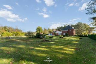 We vinden deze Idyllisch gelegen halfopen bebouwing terug op een riant perceel van maar liefst 81 are! Voor meer informatie...