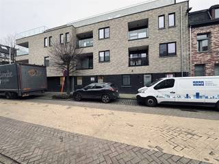 Dit appartement is gelegen op het gelijkvloers in het centrum van Melsele. U beschikt over een ondergrondse parkeerplaats met berging, toegang tot...