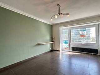 Voor een bezoek bel 054/69.39.36 - Dit instapklaar appartement bevindt zich nabij de zeedijk te Oostende.Winkels, scholen, restaurants en cafés...