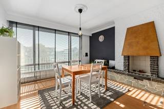 <p><span>Instapklaar gerenoveerd appartement (2021) van 90 m² met 2 slaapkamers, 2 terrassen, lift en EPC-label B</span></p><p><span>Bent u op zoek naar een ruim, instapklaar appartement op een centrale locatie in Deurne? Dan is dit volledig gerenoveerde appartement op de derde verdieping van een verzorgd gebouw met lift beslist een bezoek waard.</span></p><p><span>Met een bewoonbare oppervlakte van </span><span>90 m²</span><span>, twee volwaardige slaapkamers en </span><span>twee terrassen</span><span> geniet u hier van een aangename combinatie van ruimte, licht en wooncomfort. Het gebouw dateert van 1962, terwijl het appartement in </span><span>2021 volledig werd gerenoveerd</span><span>, waardoor u zonder zorgen uw intrek kunt nemen.</span></p><p><span>Via de inkomhal bereikt u de lichtrijke leefruimte met grote raampartijen die zorgen voor een aangename natuurlijke lichtinval. De ruime woon- en eetkamer biedt rechtstreeks toegang tot het terras aan de voorzijde, waar u kunt genieten van een open uitzicht op de groene omgeving.</span></p><p><span>De moderne, praktische keuken beschikt over voldoende werk- en opbergruimte en geeft toegang tot </span><span>een tweede terras aan de achterzijde</span><span>, ideaal om rustig van een kop koffie of de avondzon te genieten.</span></p><p><span>Verder beschikt het appartement over twee ruime slaapkamers, een verzorgde badkamer met douche en lavabo, een afzonderlijk gastentoilet en een praktische berging in het appartement. Bovendien is er een privatieve kelderberging voorzien, ideaal voor extra opslagruimte.</span></p><p><span>Dankzij het </span><span>EPC-label B</span><span> geniet u van een energiezuinige woning met een lagere energiefactuur. De maandelijkse gemeenschappelijke kosten bedragen </span><span>€250</span><span> en omvatten onder meer de</span><span> syndickosten, onderhoudskosten, verwarming en water</span><span>, wat zorgt voor een transparant en overzichtelijk kostenplaatje.</span></p><p><span>De ligging aan de Ruggeveldlaan is een absolute troef. U woont op wandelafstand van winkels, scholen, openbaar vervoer en tal van recreatiemogelijkheden zoals het Rivierenhof en het Ruggeveldpark. Daarnaast zorgen de nabijgelegen invalswegen voor een vlotte verbinding naar Antwerpen en de omliggende gemeenten.</span></p><p><span>Troeven</span></p><ul><li><span>Volledig gerenoveerd in 2021.</span></li><li><span>Bewoonbare oppervlakte van ca. 90 m².</span></li><li><span>EPC-label </span><span>B</span><span>.</span></li><li><span>Gelegen op de 3de verdieping.</span></li><li><span>Lift aanwezig.</span></li><li><span>Lichtrijke leefruimte.</span></li><li><span>Twee terrassen</span><span> (voor- én achterzijde).</span></li><li><span>Twee ruime slaapkamers.</span></li><li><span>Moderne keuken.</span></li><li><span>Badkamer met douche.</span></li><li><span>Afzonderlijk toilet.</span></li><li><span>Berging in het appartement én privatieve kelderberging.</span></li><li><span>Maandelijkse kosten </span><span>250€ incl. verwarming en water. </span></li><li><span>Centrale ligging nabij winkels, scholen, openbaar vervoer, het Rivierenhof en belangrijke invalswegen.</span></li></ul><p><span>Ideaal als eigen woning of als investering.</span></p>