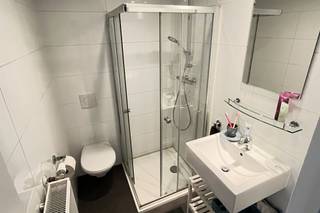 <h3><span>Ruime studentenkamer (22 m²) met privébadkamer in hartje Antwerpen ideaal voor eigen gebruik of als investering</span></h3><p><span>Deze studentenkamer kregen wij uitzonderlijk last minute in verkoop. Ze komt eind deze maand vrij en is momenteel nog niet verhuurd voor het volgende academiejaar. Dat maakt dit een unieke opportuniteit voor ouders die op het laatste moment nog een studentenkamer voor hun zoon of dochter willen aankopen.</span></p><p><span>De ruime kamer van 22 m² beschikt over een mooie eiken parketvloer, een privébadkamer en een hoogslaper (140 x 200 cm) met lattenbodem en ruime opbergmogelijkheden.</span></p><p><span>De kamer bevindt zich in residentie Huys van Portugael, een voormalige karaktervolle brandweerkazerne die in 2014 werd omgevormd tot een moderne studentenresidentie. Bij de renovatie werd bijzondere aandacht besteed aan zowel wooncomfort als sociale interactie.</span></p><p><span>Bewoners genieten van meer dan 70 m² gemeenschappelijke leefruimte, waaronder een volledig uitgeruste keuken met kookeiland en meerdere koelkasten. Daarnaast beschikt de residentie over een ruime overdekte fietsenstalling op het gelijkvloers.</span></p><p><span>De residentie is uitstekend gelegen in het historische centrum van Antwerpen, midden in de studentenbuurt en op wandelafstand van diverse campussen, winkels, cafés en openbaar vervoer. Ondanks deze centrale ligging geniet de kamer van een bijzonder rustige locatie aan de binnenkoer van de residentie. Bovendien bevindt het gebouw zich in een rustige straat zonder horeca, wat zorgt voor een aangename en stille woonomgeving.</span></p><p><span>De kamer wordt momenteel verhuurd voor 540 per maand, aangevuld met 85 maandelijkse kosten, goed voor een totale maandelijkse betaling van 625.</span></p><p><span>Deze studentenkamer vormt een aantrekkelijk alternatief voor ouders van studerende kinderen. In plaats van gedurende vier à vijf studiejaren huur te betalen, bouwen zij via een aankoop eigen vermogen op, terwijl hun zoon of dochter comfortabel verblijft op een centrale en rustige locatie in Antwerpen.</span></p><p><span>Ook als investering biedt deze kamer interessante mogelijkheden. Dankzij de uitstekende ligging in de Antwerpse studentenbuurt en de blijvende vraag naar kwalitatieve studentenkamers is het vinden van een geschikte huurder doorgaans geen probleem. Indien gewenst, kunnen wij hierbij ondersteuning bieden en kunnen afspraken rond verhuurgarantie worden besproken.</span></p><p><span>Een unieke kans om op korte termijn eigenaar te worden van een ruime studentenkamer op een toplocatie in het centrum van Antwerpen, net op tijd voor het komende academiejaar.</span></p>