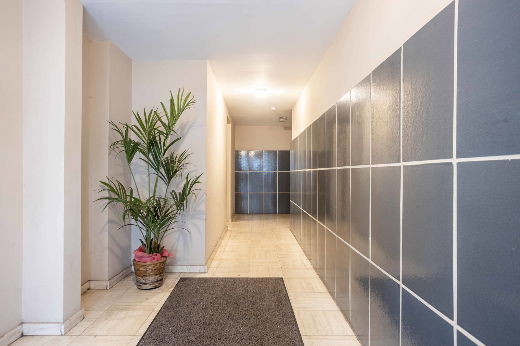 Opbrengsteigendom bestaande uit 7 appartementen en 20 garages! Toprendement met basisakte! - foto 3