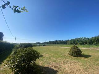 Te koop: Prachtige bouwgrond in Averbode (vooraan de bestaande woning)

Op een toplocatie in Averbode vindt u deze mooie bouwgrond (open bebouwing) met tal van mogelijkheden. Het perceel biedt ruimte voor een hoofdgebouw met een maximale bebouwbare oppervlakte van 150 m² op het gelijkvloers., Min. 7 m voorgevelbreedte en min. 9 m bouwdiepte. Er zijn maximaal 2 bouwlagen + zolder toegestaan, met een nokhoogte tot 11 m en kroonlijsthoogte tot 6,5 m (hellend dak) of 7 m (plat dak).

Extra mogelijkheden volgens de voorschriften:

Vrije keuze van dakvorm en duurzame materialen.

Bijgebouw toegestaan tot 40 m², met gebruik als tuinhuis, berging of poolhouse.

Complementaire functies zoals kantoor of dienstverlening mogelijk (max. 75 m², hoofdfunctie blijft wonen).

Minstens één overdekte autostaanplaats verplicht op het eigen terrein.

Deze grond ligt in een groene, rustige omgeving met aandacht voor esthetiek en waterdoorlatende verharding en biedt de ideale basis voor uw droomwoning.

Bel ons op  014/95.37.50 of e-mail naar immo@degroot-celen.be