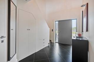 Welkom in deze moderne, instapklare villa uit 1995 van 243m² (excl. garage)op een perceel van 851m² in de Spiltstraat 55 te Zemst. Deze woning onderscheidt zich door de hoge afwerkingsgraad, uitstekende staat van onderhoud en prachtig aangelegde zuidwestgerichte tuin met zwembad en poolhouse. U wordt verwelkomd via een ruime inkomhal met gastentoilet en vestiaire. De lichtrijke leefruimte met gashaard en parketvloer straalt warmte en gezelligheid uit. Vanuit de veranda (2014) geniet u van een panoramisch zicht op de tuin dankzij de grote raampartijen die de ruimte overladen met natuurlijk licht. Alle ramen op het gelijkvloers werden in 2017 vernieuwd en een aantal zijn voorzien van automatische screens. Aansluitend vindt u de volledig uitgeruste keuken met Miele-toestellen (2011), inclusief een stoomoven, klassieke oven, vaatwas op hoogte, grote koelkast en een mooi kookeiland met inductie kookplaat. Naast de keuken bevindt zich een praktische bijkeuken/berging en een ruime garage/berging. Op de eerste verdieping vindt u een nachthall met bureauhoek (15 m²) en 3 ruime slaapkamers, waaronder een master bedroom van 17 m² met ingebouwde kasten en twee kamers van elk 15m². De badkamer werd vernieuwd in 2021 en is uitgerust met een inloopdouche, dubbele wastafel, toilet en vloerverwarming. Daarnaast zijn op de verdieping ook alle veluxen voorzien van automatische rolluiken. De zuidwestgerichte tuin biedt heel wat ontspanning met een overdekt terras (25m²) met louvredak, verwarmd zwembad (2005) en een poolhouse (23m²) met douche en sauna. De woning is zeer energiezuinig met een EPC-label A en beschikt over 48 zonnepanelen (2016). Andere voorzieningen zijn: een waterverzachter, elektrische boiler, ... De centrale ligging in Zemst combineert rust en groen met een uitstekende bereikbaarheid richting Mechelen, Brussel en Antwerpen. Scholen, winkels, sportfaciliteiten en natuur zijn bovendien vlakbij. Elektrische installatie is conform!