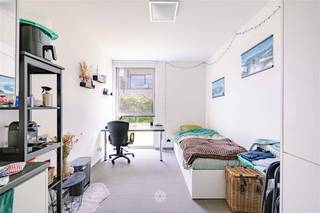<p><span>GENT CENTRUM - Instapklare studentenkamer op toplocatie</span></p><p><span> </span></p><p><span> </span></p><p><span>Deze interessante investeringsopportuniteit is gelegen op de gelijkvloerse verdieping van Residentie Housing4Students in de Vlasgaardstraat.</span></p><p><span>De trendy kamer is voorzien van ingemaakte kasten, bed, bureau, wastafelmeubel en kleine kitchenette. Verder worden het sanitair, de keuken en een ontspanningsruimte gedeeld per verdieping. </span></p><p><span> </span></p><p><span> </span></p><p><span>Enkele troeven in een notendop: </span></p><ul><li><span>Centrale ligging</span></li><li><span>Volledig instapklaar</span></li><li><span>Voorzien van maatwerk</span></li><li><span>Energiezuinig</span></li><li><span>Vlot verhuurbaar met mooi rendement</span></li><li><span>Gemeenschappelijke parktuin</span></li><li><span>Fietsenberging</span></li></ul><p><span> </span></p><p><span> </span></p><p><span>Afstand tot de campus: </span></p><ul><li><span>KU Leuven - Campus Rabot: 1,0 km</span></li><li><span>UGent - Campus Coupure: 1,1 km</span></li><li><span>UGent - Campus Henri Dunant: 1 km</span></li><li><span>KASK & Conservatorium: 1,8 km</span></li><li><span>HOGENT - Campus Mercator: 2,1 km</span></li><li><span>Arteveldehogeschool - Campus Kattenberg: 2,7 km</span></li></ul><p><span> </span></p><p><span> </span></p><p><span> </span></p><p><span>Belangrijk: </span></p><p><span>Richtprijs: 159.000 EUR</span></p><p><span> </span></p><p><span>Interesse? Contacteer Axel Lenaerts makelaars voor meer info of een bezoek ter plaatse via 09 245 24 24 of <span>Laurens@axellenaerts.be</span></span><span> </span></p>