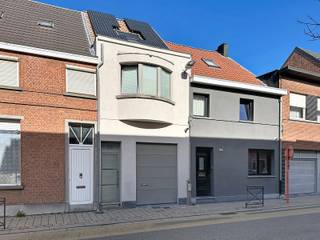 <p><span>Ben je op zoek naar een instapklare woning waar comfort, energiezuinigheid en een centrale ligging hand in hand gaan? Dan is deze gerenoveerde woning in het centrum van Niel zeker een bezoek waard!</span></p>
<p><span>Enkele jaren geleden onderging de woning een grondige, energetische renovatie. Dankzij onder meer de vernieuwde ramen, de condenserende verwarmingsketel en de zonnepanelen geniet je hier van een aangenaam wooncomfort in combinatie met een gunstig EPC.</span></p>
<p><strong><span>Een praktische indeling met verrassend veel mogelijkheden</span></strong></p>
<p><span>Via de inkomhal kom je in de woning. Aansluitend bevindt zich de garage, die eveneens perfect dienst kan doen als fietsenberging. Hier is bovendien plaats voorzien voor de verwarmingsketel, de meters, de wasmachine en extra bergruimte.</span></p>
<p><span>Achteraan bevindt zich de gezellige leefruimte met open keuken, een aangename plek om samen te komen en te ontspannen. Via de leefruimte bereik je de gezellige koer, waar je in alle rust van het buitenleven kan genieten. Een praktische zij-uitgang via de bestaande servitude vormt een extra troef.</span></p>
<p><span>Centraal in de woning bevindt zich een gastentoilet.</span></p>
<p><span>Op de eerste verdieping vind je een ruime masterbedroom en een grote badkamer, uitgerust met een ligbad, inloopdouche, dubbele lavabo en toilet.</span></p>
<p><span>Ook de zolderverdieping biedt heel wat mogelijkheden. Deze ruimte is reeds grotendeels afgewerkt en kan, na het plaatsen van een vloer, ingericht worden als ruime extra slaapkamer, hobbyruimte of bureau. Wie extra slaapgelegenheid nodig heeft, kan de zolder eventueel opdelen in twee kinderkamers, bijvoorbeeld met ingemaakte kasten.</span></p>
<p><strong><span>Wonen in het centrum, met alles binnen handbereik</span></strong></p>
<p><span>Dankzij de centrale ligging in Niel bevinden winkels, voorzieningen en andere dagelijkse faciliteiten zich op wandelafstand. Bovendien is er openbare parkeergelegenheid aan de overzijde van de straat.</span></p>
<p><strong><span>De troeven op een rij:</span></strong></p>
<ul>
<li>
<p><span>Grondig gerenoveerde woning</span></p>
</li>
<li>
<p><span>Gunstig EPC dankzij energetische verbeteringen</span></p>
</li>
<li>
<p><span>Zonnepanelen en condenserende verwarmingsketel</span></p>
</li>
<li>
<p><span>Gezellige leefruimte met open keuken</span></p>
</li>
<li>
<p><span>Aangename koer met zij-uitgang</span></p>
</li>
<li>
<p><span>Ruime masterbedroom en comfortabele badkamer</span></p>
</li>
<li>
<p><span>Veelzijdige zolder met mogelijkheid tot één of twee extra kamers</span></p>
</li>
<li>
<p><span>Garage/fietsenberging met extra bergruimte</span></p>
</li>
<li>
<p><span>Centrale ligging in het centrum van Niel</span></p>
</li>
<li>
<p><span>Onmiddellijk beschikbaar</span></p>
</li>
</ul>
<p><strong><span>Zie jij jezelf hier al wonen?</span></strong><span> Ontdek zelf de mogelijkheden en het comfort van deze woning tijdens een bezoek. Misschien wordt dit binnenkort wel jouw nieuwe thuis!</span></p>
<p><span></span></p>