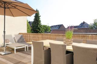 Instapklaar 2/3 slk appartement met eigen inkom en ruim terras in Kontich<br /><br />Op een vlot bereikbare locatie langs de Mechelsesteenweg in Kontich bevindt zich dit instapklaar en lichtrijk appartement van ongeveer 90 m². Je komt binnen via de volledig vernieuwde privé-inkomhal, waardoor je geen gemeenschappelijke gang hebt en meteen het gevoel krijgt van een woning met extra privacy.<br /><br />Via de nieuwe trap bereik je de bovenverdieping, waar je eerst in de centrale gang terechtkomt. Vanuit deze gang heb je toegang tot de verschillende ruimtes van het appartement. De leefruimte geniet van veel natuurlijke lichtinval doorheen de dag en biedt voldoende plaats voor zowel een zithoek als een eethoek. Voor extra comfort werd hier ook een airconditioning voorzien.<br /><br />Aansluitend bevindt zich de keuken, die deels open werd gemaakt naar de leefruimte. Ze werd recent opgefrist met een nieuw werkblad, spoelbak en een ingebouwde vaatwasser. Daarnaast werd een extra gedeelte voorzien met een nieuwe koelkast en diepvries.<br /><br />Het appartement telt twee volwaardige slaapkamers en een extra kamer die momenteel ingericht is als dressing, maar die ook perfect kan dienen als derde slaapkamer. Ook in één van de slaapkamers werd airconditioning geplaatst. De badkamer is uitgerust met een douche, lavabo en toilet.<br /><br />Het appartement werd recent volledig geschilderd en alle stopcontacten, schakelaars en klinken werden vernieuwd. Daarnaast beschikt het appartement over een ruim terras van 32 m², waar je ’s ochtends al van de zon kan genieten en met voldoende plaats voor een eettafel en ligstoelen. Achter het gebouw bevindt zich een autostaanplaats die mee aan te kopen is voor €15.000.<br /><br />Troeven<br />* Privé inkom (geen gemeenschappelijke gang)<br />* Groot terras van 32 m²<br />* Airconditioning (5 kW in de leefruimte en 2,5 kW in de slaapkamer)<br />* Lage gemeenschappelijke kosten (± €50/maand aan syndicus en blokpolis)<br />* Zeer lichtrijk appartement<br />* Nieuwe slimme videofonie<br />* Alarmsysteem <br />* Elektriciteit conform<br />* EPC B