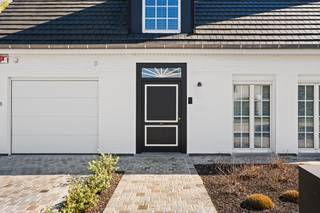 Instapklare, volledig gerenoveerde villa op een toplocatie in de gegeerde villawijk Rodenburg te Marke, gelegen op een ruim perceel van 1.019 m² en...