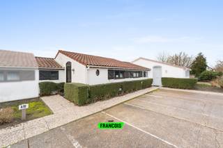 Gelegen vlakbij het centrum van De Haan vinden we dit polderhuisje te koop. <br /><br />Door de ideale ligging is deze vakantiewoning zeer rustig gelegen, maar toch op wandelafstand van het centrum, de winkels, het strand en de duinbossen. Het vakantiehuis is gelegen in een park met tal van faciliteiten waaronder zwembad, tennisvelden, voetbalplein,...<br /><br />De tuin is volledig zuid-gericht en biedt heel veel privacy. In de tuin is een ruime berging aanwezig met aansluiting voor de wasmachine en heel wat extra stockageruimte om fietsen en tuinstoelen op te bergen. De tuin kan u ook betreden via een achterpoortje. De afsluiting rondom de tuin is ook volledig vernieuwd. <br /><br />Dit polderhuisje bestaat uit twee slaapkamers, een ruime living met open keuken, een badkamer en apart toilet. Daarnaast is zowel het raamwerk achteraan als de voordeur nog maar vernieuwd met PVC materialen. <br /><br />Wenst u een afspraak? Neem dan zeker contact op met Victor via het nummer +32 470 64 60 28 of mail naar victor@immofrancois.be. <br /><br />Wenst u een gratis waardebepaling van uw woning of appartement? Neem dan gerust contact op. <br /><br />Bewoonbare oppervlakte is steeds indicatief aan het EPC-attest. <br /><br />