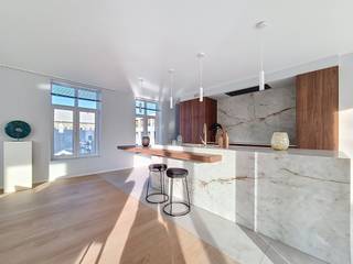 - Domiciliering is hier niet mogelijk. Overeenkomst onder handelshuur, minimum 3 jaar -<br /><br />Deze zonnige penthouse is een unieke kans voor wie op zoek is naar luxe en comfort. Gelegen in hartje Antwerpen, biedt dit penthouse een adembenemend uitzicht over de stad en beschikt over een royaal terras waar u in alle rust kunt genieten van de zon en het uitzicht.<br /><br />Met 3 ruime slaapkamers en 2 badkamers is dit appartement perfect voor een gezin of voor wie graag gasten ontvangt. De bewoonbare oppervlakte van maar liefst 300m² biedt voldoende ruimte. Daarnaast beschikt het penthouse over een berging en een garage met 3 parkeerplaatsen (1 met elektrische lader), zodat u zich nooit zorgen hoeft te maken over het vinden van een parkeerplek.<br /><br />De toegangscontrole zorgt voor optimale veiligheid en privacy, zodat u zich altijd veilig voelt in uw eigen huis. <br /><br />Indeling: Royale entreehal, open leefruimte met toegang tot het terras; woonkamer, gashaard, eetkamer en volledig ingerichte keuken met bijkeuken. Master suite met badkamer en dressing, twee slaapkamers met gedeelde badkamer, aparte wasplaats. Voorzien van airconditioning, vloerverwarming.<br /><br />Dit penthouse is een unieke kans om te genieten van luxe en comfort in het hart van Antwerpen. Met alle voorzieningen die u nodig heeft en een prachtig uitzicht, is dit de ideale plek om te wonen.