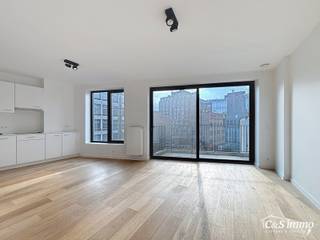 Het appartement bevindt zich op de zesde verdieping, achteraan in residentie KPlaza, een modern, energiezuinig en stijlvol nieuwbouwproject dat werd opgeleverd in 2019. Bij het betreden van de leefruimte valt meteen de mooie parketvloer op, evenals de kwalitatieve materialen en verzorgde afwerking.<br />De open keuken is praktisch ingericht en uitgerust met een koelkast, combioven, ingebouwde vaatwasser, kookplaat en dampkap. Ze sluit naadloos aan op de leefruimte en de slaaphoek. Het slaapgedeelte kan eenvoudig worden afgescheiden van de leefruimte.<br />Via een brede schuifraam heeft u toegang tot het ruime, zuidgerichte terras, waar u kan genieten van gezellige zomerse avonden. De badkamer is afgewerkt met strakke keramische tegels en beschikt over een lavabomeubel, spiegelkast, sierradiator en douche.<br />Daarnaast is het appartement voorzien van een apart toilet en een technische berging met aansluiting voor een wasmachine. Fietsen kunnen worden gestald in de gemeenschappelijke fietsenberging én een ruime privatieve kelderberging is inbegrepen in de prijs.<br />We bieden dit trendy appartement aan in het hart van het centrum van Antwerpen, op slechts enkele meters van het Centraal Station, De Keyserlei en de Meir. De locatie wordt omringd door bruisende horeca, leuke winkels, scholen en een vlotte verbinding met het openbaar vervoer. Dankzij deze centrale ligging is het appartement ideaal zowel als investering (verhuur of Airbnb) als voor eigen bewoning, met bovendien een interessant meerwaardepotentieel door het RUP Pelikaanstraat en de geplande ontwikkelingen in de omgeving.