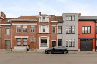Deze woning met 3 slaapkamers is gelegen op een centrale locatie in Izegem, met winkels, scholen, openbaar vervoer en andere voorzieningen in de nabije omgeving. De woning is instapklaar maar aan wat renovatie/opfrissing toe, toch biedt ze heel wat mogelijkheden om ze volledig naar eigen smaak en wensen in te richten.<br /><br />De woning is als volgt ingedeeld, gelijkvloers: inkomhal met afzonderlijk toilet, woon- en eetkamer, keuken, veranda, tuin met terras en tuinhuis. 1e v.: 2 slaapkamers en badkamer met bad, douche, lavabo en toilet. 2e v. Zolderkamer met vaste trap.<br /><br />Daarnaast is er ook nog een droge kelder, en een absolute troef is de zuidgerichte tuin, waar u optimaal kunt genieten van de zon.<br /><br />Dankzij de gunstige ligging en de interessante indeling vormt deze woning een mooie opportuniteit voor wie op zoek is naar een renovatieproject met potentieel.<br /><br />Wenst u meer informatie of een bezoek ter plaatse? Neem dan contact op met Yanis: 0470 13 14 00