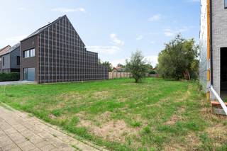Dit centraal gelegen bouwperceel bevindt zich tussen de dorpscentra van Stabroek en Hoevenen, maar ook Kapellen en Ekeren zijn van hieruit vlot bereikbaar. Scholen, winkels, openbaar vervoer, de oprit voor de snelweg richting Antwerpen zowel als richting Nederland: alles is terug te vinden in de nabije omgeving. <br />De totale oppervlakte van dit perceel bedraagt 547m². De bouwgrond heeft een straatbreedte van 9,70m en is geschikt voor het bouwen van een halfopen bebouwing met een gevelbreedte van 6,70m. De woning mag gebouwd worden in 3 bouwlagen: een bouwdiepte van 17m op het gelijkvloers, 13m op de eerste verdieping en 9m onder het zadeldak. In de tuin is er voldoende plek voor een tuinberging met een maximale grootte van 54m². Indien gewenst is er ook de mogelijkheid om een inpandige garage te voorzien in het hoofgebouw. In de aanwezige zijtuinstrook zijn geen constructies toegelaten. U houdt dan nog een mooie, diep doorlopende tuin over, waar u de ganse dag van de buitenlucht en het zonnetje kan genieten. Verdere info betreffende de bouwvoorschriften kan u op de website van Fimmo Vastgoed raadplegen onder het tabblad 'Documenten'. Aarzel bij interesse niet om één van onze medewerkers te contacteren!