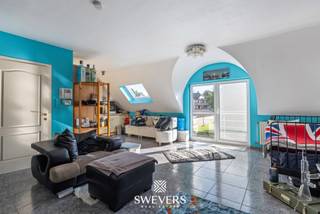 Voor meer info en foto’s, surf naar www.swevers.be – Aan de Anne Ruttenstraat 44/4 in de Heilig-Hartwijk in Hasselt bevindt zich dit instapklare duplexappartement met één slaapkamer. Met een bewoonbare oppervlakte van 63 m², veel natuurlijke lichtinval, een balkon, ruime kelderberging en garage biedt het appartement heel wat praktische troeven. Het appartement ligt op de tweede verdieping van een gebouw uit 2002 en is verdeeld over twee niveaus. Op het eerste niveau bevindt zich de ruime living van 41,08 m² met plaats voor een zit- en eetgedeelte. Dubbele deuren geven toegang tot het balkon van 1,87 m². Aansluitend vindt u de open keuken van 7,12 m² en een apart toilet. Via de interne trap bereikt u de bovenverdieping. Hier ligt de ruime slaapkamer van 17,39 m², voorzien van een dakraam. Ook de badkamer met douche bevindt zich op dit niveau. Zo zijn het leef- en slaapgedeelte praktisch van elkaar gescheiden. Een ruime kelderberging en garage zijn inbegrepen. Het appartement is momenteel verhuurd aan € 767,96 per maand en vormt daardoor ook een interessante opportuniteit voor investeerders. De ligging is gunstig: scholen en openbaar vervoer bevinden zich op circa 500 à 550 meter, winkels op ongeveer 950 meter en het centrum van Hasselt op circa 1 km. De snelwegen zijn bereikbaar op ongeveer 2,3 km. Voor meer informatie, bel 011 255 155. Bron bewoonbare oppervlakte: EPC – verslag.