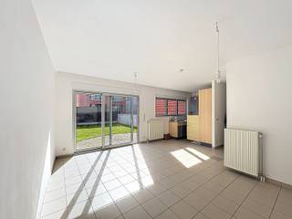 Plan je afspraak in via www.living-stone.beAppartement met twee slaapkamers en tuin (gelegen op de eerste verdieping)Het appartement beschikt over...