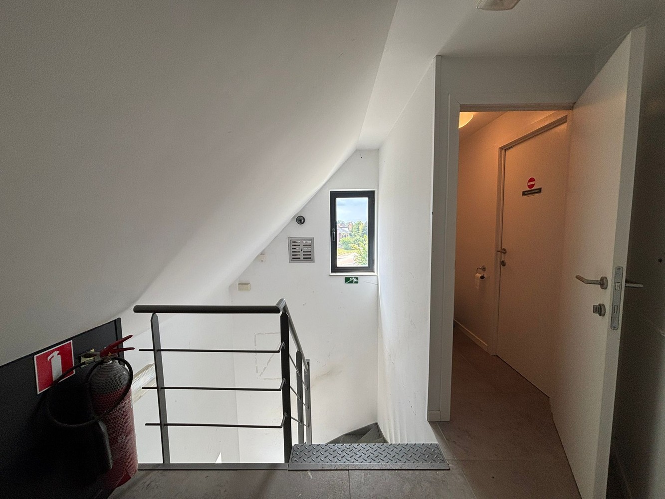 Commercial for rent in Emblem - photo 5