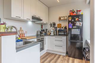 Ben je op zoek naar een instapklaar appartement op een gunstige locatie of zoek je een rendabele opbrengsteigendom nabij Brussel? Dan is dit gerenoveerde appartement met 2 slaapkamers in Sint-Pieters-Leeuw exact wat je zoekt!<br /><br />Het appartement is gelegen op de derde verdieping van een verzorgde mede-eigendom en is als volgt ingedeeld: een inkomhal, een lichtrijke leefruimte met een verzorgde laminaatafwerking, een volledig uitgeruste keuken voorzien van een inbouwoven en vaatwasser, twee slaapkamers en een vernieuwde badkamer met lavabo, inloopdouche en aansluiting voor een wasmachine. Aan de buitenzijde geniet je van een balkon. Extra troef is de ruime garage met manuele poort en een bijhorende privatieve staanplaats voor de poort. <br /><br />Het pand werd recent grondig opgefrist met zorgvuldig herstelde muren, een vernieuwde vloerstructuur met akoestische isolatie en een conforme elektrische installatie. Dankzij de energetische score EPC C woon je bovendien energiezuinig. Het appartement is momenteel verhuurd aan 950 euro per maand plus 100 euro provisie voor de lasten, wat het een uitstekende kans maakt voor investeerders die meteen een mooi rendement wensen te behalen.<br /><br />Strategisch gelegen in het centrum van Sint-Pieters-Leeuw met winkels, scholen, openbaar vervoer en de belangrijkste toegangswegen naar Brussel in de directe nabijheid. EPC: C. Elektriciteit: Conform.<br /><br />SI: in aanvraag<br /><br />Niet twijfelen, contacteer Mathias Ehmann via 0478/70.96.49 of mathias.e@weinvest.be voor meer informatie of een bezoek.