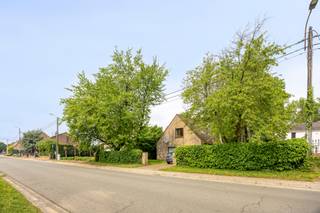 <p>Deze woning met 3 slaapkamers en een prachtige tuin is ideaal gelegen nabij belangrijke invalswegen en openbaar vervoer en biedt tal van mogelijkheden om naar eigen smaak in te richten. De combinatie van ruimte, ligging en potentieel maakt dit een interessante opportuniteit voor gezinnen.</p><p>Via de inkomhal met vestiaire betreedt u de woonkamer, gevolgd door de keuken met eetplaats en een bureauhoek. Verder zijn er een bergruimte en een gastentoilet aanwezig. De veranda biedt een mooi zicht op de diepe en groene tuin, waar u in alle rust kan genieten.</p><p>Op de verdieping bevinden zich drie slaapkamers waarvan een met een dressing en een badkamer.</p><p>De woning beschikt over een eigen oprit en een ruime tuin, wat zorgt voor extra comfort.<br />Beschikbaar vanaf 22/12/2026.</p><p>Contacteer ons voor meer informatie of een bezoek.</p>