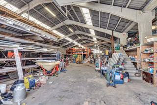 Voor meer info of een bezoek, bel 054 69 39 36 - In Appelterre bevindt zich deze ruime loods van circa 1.000 m², gelegen op een perceel van 36 a...