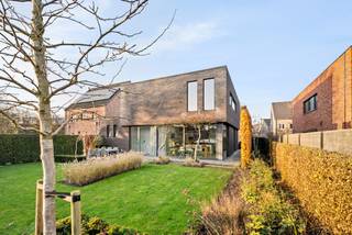 Ontdek deze stijlvolle, instapklare woning die moderne architectuur combineert met een warme, hoogwaardige afwerking. Gelegen in een rustige doodlopende straat, maar toch in het centrum van Hoogstraten. Hier geniet je van comfort én alle voorzieningen op wandelafstand. De woning beschikt over een gezellige woonkamer, lichtrijke keuken, wasplaats, 2 badkamers, 4 slaapkamers, volledige onderkeldering, inpandige garage en fraai aangelegde tuin.<br /><br />De woning is toegankelijk via de inkomhal met vestiaireruimte. Deze geeft toegang via een dubbele houten deur tot de gezellige woonkamer met op maat gemaakte bureau. De keuken beschikt over een vaatwasmachine, ijskast, ingebouwde koffiemachine, stoomoven en inductievuur. Door de grote glaspartijen geniet u hier van een aangename lichtinval en zicht op de tuin. In de wasplaats geniet u van vele ingemaakte kasten en de mogelijkheid uw machines op hoogte te zetten. Voorts treft u op de gelijkvloerse verdieping een apart toilet en badkamer met inloopdouche en lavabomeubel.<br /><br />Via de inpandige garage heeft u toegang tot de goed afgewerkte kelder die zich onder de volledige woning bevindt. Hier is het mogelijk fietsen te plaatsen, hobby's uit te oefenen of extra bergruimte te hebben.<br /><br />Op de eerste verdieping zijn er 4 slaapkamers voorzien waarbij 2 kinderkamers worden afgescheiden door een ingemaakte kastenwand waardoor het ook mogelijk is deze als 1 grote kamer te gebruiken. Voorts vinden we hier een ruime badkamer terug die is voorzien van ligbad en dubbel lavabomeubel.<br /><br />Buiten kom je helemaal tot rust in de fraai aangelegde tuin, een gezellige tuin die zuidelijk georiënteerd is waardoor u hier volop kan genieten van de zon.<br /><br />Bijzonderheden:<br />- Rustig gelegen eigendom op centrale locatie<br />- De woning is volledig onderkelderd en goed bereikbaar<br />- Zonnepanelen<br />- Regenput onder garage<br />- Airco aanwezig