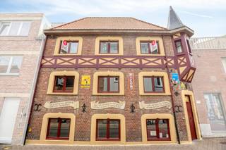 Volledig vernieuwd, authentiek, ingericht en instapklaar horecapand met mogelijkheid tot bewoning in het centrum van Torhout.<br /><br />De eigendom werd in de periode 2018-2020 volledig gerenoveerd- inclusief funderingen, afvoeren, ...- met oog voor het behoud van de authentieke elementen.<br /><br />OMVAT:<br />- mooie toog met ingebouwde frigo's, achterliggende mooi element voor glazen, ...<br />- berging van waar de frigo's gevuld kunnen worden en een mooi ingericht sanitair.<br />- zaaltje die apart verhuurd kan worden voor events/uitbreiding van de horecazaak<br />- keuken die volledig FAVV gekeurd is waardoor er ook voeding geserveerd kan worden<br />- badkamer met lavabomeubel en douche<br />- bureau<br />- slaapkamer/extra bureel, bergruimte, ...<br /><br />EXTRA:<br />- Hoogrendementsketel (gas)<br />- Hoogwaardige afwerking<br />- FAVV gekeurd<br />- Brand gekeurd<br />- Vrij van brouwer<br /><br />Dit pand kan onderhevig zijn aan de renovatieverplichting die door de Vlaamse overheid wordt opgelegd voor niet-residentiële gebouwen. Consulteer voor meer informatie de website van het Vlaams Energie- en Klimaatagentschap via https://www.energiesparen.be/nr/renovatieverplichting.<br /><br />Bent u op zoek naar bedrijfsvastgoed bestaande uit een horecapand te koop in Torhout? Aarzel dan niet om ons te contacteren via 0477 56 02 71 - xan.debaenst@dewaele.com<br /><br />Bestuursmaatregelen in het maatregelenregister: nee