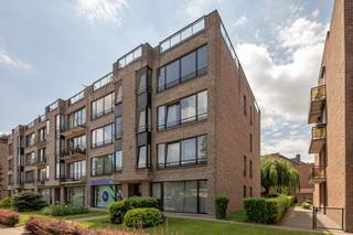 Op een aangename locatie aan de Rederijkerslei 11 in Lier bevindt zich dit ruime appartement met een bewoonbare oppervlakte van circa 100 m². Dankzij de royale leefruimte, twee volwaardige slaapkamers en het terras biedt het appartement heel wat ruimte en mogelijkheden.<br />Bij het betreden van het appartement komen we terecht in de inkomhal, die toegang geeft tot de verschillende vertrekken. De ruime en lichtrijke leefruimte biedt voldoende plaats voor zowel een gezellige zithoek als een volwaardige eetplaats. De grote raampartijen zorgen voor veel natuurlijke lichtinval.<br />Aansluitend bevindt zich de afzonderlijke keuken, praktisch ingericht en voorzien van voldoende kastruimte. Het appartement beschikt verder over twee ruime slaapkamers. Beide kamers genieten van een aangename lichtinval en bieden voldoende ruimte voor een dubbel bed en bijkomende kasten.<br />De badkamer is uitgerust met een ligbad met douchevoorziening en wastafel. Hier is eveneens plaats voorzien voor een wasmachine en droogkast.<br />Een bijkomende troef is het terras, bereikbaar vanuit de slaapkamers, waar u rustig buiten kunt zitten en uitkijkt op het groen van de gemeenschappelijke omgeving.<br />Met zijn oppervlakte van ca. 100 m², twee ruime slaapkamers, veel natuurlijke lichtinval en terras is dit een interessant appartement voor wie op zoek is naar ruimte en een centrale ligging in Lier.<br /><br />Troeven:<br />✅ Ca. 100 m² bewoonbare oppervlakte<br />✅ EPC = B<br />✅ 2 ruime slaapkamers<br />✅ Royale en lichtrijke leefruimte<br />✅ Garage<br />✅ Terras<br />✅ Veel natuurlijke lichtinval<br />✅ Gelegen aan de Rederijkerslei in Lier<br /><br />Voor interactieve grondplannen met foto’s, ga naar www.wijns.be en klik op de knop “virtueel bezoek”.<br />Info & afspraak: ☎ 0473/33 33 10 ✉ geoffry@wijns.be