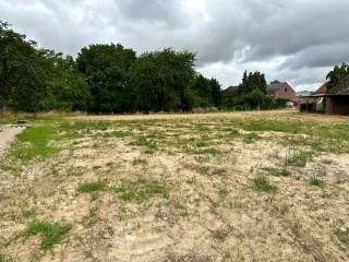 Landelijk en rustig gelegen bouwgrond  voor 1 OB of 2 HOB met aanpalende te renoveren of te verwijderen stapelplaats. Mits onderhandeling met de gemeente kan dit perceel worden omgevormd tot 1 zeer mooie OB. De te renoveren stapelplaats kan dienst doen als bijhuis, garage of poolhouse. Een dergelijk mooi stuk bouwgrond met deze mogelijkheden  is nog maar zeer moeilijk te vinden in deze regio.<br />