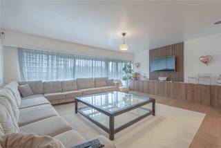 <p>Prachtig en ruim gerenoveerd appartement van 115m² met twee terrassen.</p><p> </p><p>Gelegen op de tweede verdieping van een verzorgde residentie langs het Edmond Machtenssquare, geniet dit lichtrijke appartement een rustige en toch centrale ligging.</p><p> </p><p>Het grote terras van 14,5m² is ZW-georiënteerd en voorzien van een mooie zonneluifel. Een tweede terras/balkon is toegankelijk vanuit één van de slaapkamers.</p><p> </p><p>Dankzij een totaalrenovatie in 2023 beschikt het appartement over een luxueuze en grote keuken, een praktische badkamer met inloopdouche, kwalitatieve parketvloer, netjes geschilderde muren en een volledig vernieuwde elektrische installatie. </p><p> </p><p>De renovatie werd smaakvol en met oog voor detail uitgevoerd.</p><p> </p><p>Via een veiligheidsdeur bereik je de centrale hall met toegang tot de aparte keuken, de grote leefruimte van circa 42m², een apart toilet, de douchekamer en twee ruime slaapkamers van 14m² en 9,6m², waarvan één met eigen balkon en washoek voor was- en droogmachine.</p><p> </p><p>Inbegrepen in de verkoopprijs is één privatieve kelder. De koper heeft de mogelijkheid een garagebox in het gebouw te huren.</p><p> </p><p>EPC 189 kWh/m²jaar klasse D </p><p>Elektrische installatie conform AREI.</p>
