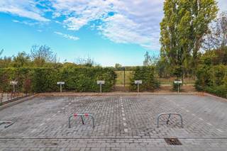 Aanvragen via website www.immodavinci.be<br />Autostandplaats te huur.<br />Zeer goed gelegen nabij het Technologiepark, de Sterre en de belangrijke invalswegen. Ook ideaal voor wie in de buurt woont.<br />Beschikbaar vanaf 1/5/2025