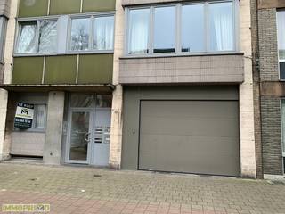 Goed gelegen autostaanplaats in de ondergrondse garage gelegen Luitenant Lippenslaan 35 te 2140 Borgerhout. Autostaanplaats nr 1,2 zijn bereikbaar via een afstandbediening van een automatische garagepoort. De huurprijs per staanplaats bedraagt 90,00 euro of 175,00 euro per maand voor beide staanplaatsen samen. De gemeenschappelijke kosten bedragen 5,00 euro per staanplaats per maand als voorschot op de elektriciteit en onderhoud van het garagecomplex. <br /><br />Te bezichtigen na afspraak via ons kantoor op het nummer 03/366.10.66. Onmiddellijk beschikbaar met een opzegperiode van 1 maand. 