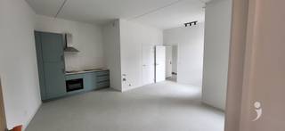 Conciërgewoning – Nieuwbouwstudentenresidentie The Rise De conciërgewoning bevindt zich in de moderne nieuwbouwstudentenresidentie The Rise en biedt een comfortabele en functionele woonomgeving. De woning is geïntegreerd in de residentie en is bestemd voor de conciërge, die door zijn of haar aanwezigheid bijdraagt aan het dagelijks beheer, het toezicht en de goede werking van het gebouw.Het appartement beschikt over een lichtrijke leefruimte met een open, volledig uitgeruste keuken, één slaapkamer, een moderne badkamer met douche, lavabo en toilet, een praktische berging met aansluiting voor een wasmachine en een droogkast. Met haar hedendaagse afwerking, energiezuinige karakter en centrale ligging binnen de residentie vormt de conciërgewoning een volwaardig en comfortabel appartement, afgestemd op de ondersteunende functie van de conciërge binnen de studentenresidentie. De nutsvoorzieningen dienen door de huurder afzonderlijk te worden afgesloten en zijn ten laste van de huurder.Interesse? Vraag vandaag nog uw bezoek aan via onze website.