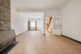 Charmante starterswoning met zonnig koertje op toplocatie in Rupelmonde!Droom je van een eigen woning die je volledig naar jouw smaak kan inrichten? Dan is deze gezellige starterswoning precies wat je zoekt! Gelegen in een rustig straatje, op wandelafstand van het centrum van Rupelmonde en de prachtige Schelde. Geniet je hier van de ideale combinatie tussen rust, natuur en een vlotte bereikbaarheid. De woning beschikt over twee ruime slaapkamers, een zonnig koertje, een praktische kelderberging, ... Met haar authentieke charme en heel wat potentieel is dit de perfecte kans om jouw nieuwe thuis te creëren. Contacteer ons vandaag nog om een bezoek in te plannen en ontdek zelf het potentieel van deze charmante starterswoning!