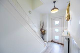 Op een rustige, doch centrale ligging vinden we deze KNAP GERENOVEERDE woning terug.Deze SOLIDE woning werd VAKKUNDIG gerenoveerd en scoort uitermate...