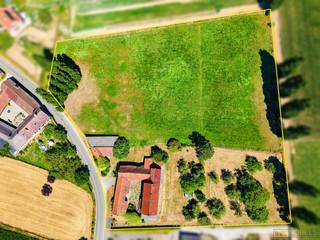 <strong>AUTHENTIEKE VIERKANTSHOEVE MET KNECHTENHUISJE</strong> op een uitgestrekt <strong>DOMEIN VAN MEER DAN 1 HECTARE</strong>, rustig gelegen in het landelijke Everbeek (Brakel). Deze karaktervolle te renoveren eigendom biedt een unieke combinatie van ruimte, charme en tal van potentieel. De hoeve bestaat uit een <strong>OORSPRONKELIJK WOONHUIS</strong>, <strong>KNECHTENHUISJE</strong> en <strong>DIVERSE STALLINGEN EN SCHUREN</strong> die samen een sfeervolle binnenkoer vormen. De eigendom beschikt over <strong>CA. 528M² BRUIKBARE OPPERVLAKTE</strong> met een ruime woonkamer, keuken, bureau, badkamer, 2 slaapkamers, kelder en een polyvalente zolderverdieping met 2 extra slaapkamers. Het knechtenhuisje omvat een eigen leefruimte, meerdere slaapkamers, badkamer en garage. Mits toelating van de gemeente Brakel leent deze eigendom zich voor uiteenlopende invullingen, zoals <strong>CO-HOUSING, B&amp;B, RUIME GEZINSWONING</strong>. Achteraan zorgen de <strong>CHARMANTE TUIN, BOOMGAARD EN WEIDES</strong> voor een idyllische omgeving waar rust, ruimte en het landelijke buitenleven centraal staan.<br /><br /><br />Adres: Termergelstraat 45 te Brakel<br /><br />G-score en P-score A, Renovatieverplichting van toepassing