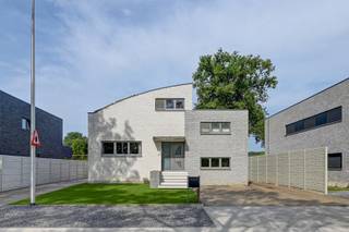 Ben je op zoek naar een ruime, energievriendelijke kangoeroewoning?<br />Dan is dit huis in Boekt in de Borghgravelaan vast iets voor u.<br />Het is gelegen op een perceel van ongeveer 9 are en er zijn 3 carports buiten.<br />Het huis heeft in totaal 6 slaapkamers, 3 badkamers, 2 volledig uitgeruste keukens en 1 kitchenette.<br />Om te kijken hoe dit allemaal ingedeeld is, nodig ik u graag uit tot een bezoek.<br />Extra troeven: regenwaterput van 10.000 liter, zonnepanelen, gescheiden riolering, kelder<br /><br />Bel gerust op het nummer 0491 15 30 43 of mail naar hallo@nielsvastgoed.be en ik help je graag verder.