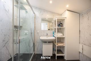 Deze parel aan het Sluizeken, in het centrum van Gent, is een uitgelezen keuze voor wie wil genieten van een adembenemend uitzicht over de historische binnenstad. Het penthouse bevindt zich op de vierde verdieping, wordt gemeubeld verhuurd en beschikt over alle voorzieningen voor een comfortabel verblijf. Ook de omgeving maakt deze woonplek bijzonder: gezellige restaurants, sfeervolle cafés, boetieks en winkels liggen op wandelafstand. De historische straatjes nodigen uit om de stad te voet te ontdekken en volop te genieten van het culturele en culinaire aanbod van Gent.<br /><br />Bij binnenkomst wordt u verwelkomd in de inkomhal, waar een trap naar de bovenverdieping leidt. De hal biedt toegang tot een afzonderlijk toilet, een berging en de royale leefruimte met zithoek en eetkamer. Met een gezamenlijke oppervlakte van 60 m² vormt deze ruimte het centrale ontmoetingspunt van het penthouse.<br /><br />De zithoek is afgewerkt met houten parket en beschikt over airconditioning, zodat u in elk seizoen comfortabel kunt genieten van gezellige, ontspannen avonden. De volledig ingebouwde keuken is uitgerust met een Siemens-oven, microgolfoven en vaatwasser, aangevuld met een AEG-kookplaat. Talrijke kasten bieden praktische opbergruimte. Centraal staat een keukeneiland met een geïntegreerde tafel, dat een stijlvolle en functionele aanvulling vormt op het geheel.<br /><br />De royale lichtinval geeft de leefruimte een open en luchtig karakter en vestigt de aandacht op een van de absolute blikvangers: het terras van maar liefst 61 m². Deze ruime buitenplek biedt volop mogelijkheden om een comfortabele loungehoek, een gezellige eethoek en groen te combineren. Hier geniet u van het rustgevende zicht op de Leie en het indrukwekkende panorama van de drie torens van Gent.<br /><br />Op de bovenverdieping loopt het warme karakter van het parket door in de drie slaapkamers, die elk beschikken over ingebouwde kasten. De twee grootste slaapkamers genieten bovendien van airconditioning en toegang tot een terras.<br /><br />Aan het einde van de nachthal zorgt een vide voor extra lichtinval en een open verbinding met de zithoek beneden. Dit samenspel van licht en ruimte versterkt het luchtige karakter van het penthouse. De badkamer biedt alle comfort met een inloopdouche, een lavabo en een toilet.<br /><br />Wilt u thuiskomen in een gemeubeld penthouse met royale leefruimtes, een uitzonderlijk terras en uitzicht op de Leie en de drie torens van Gent?<br />Contacteer Batist voor meer informatie of een bezoek en ervaar zelf de charme van deze bijzondere woonplek.<br /><br />📞 Batist De Waele: 0472 90 27 32<br />📧 batist@abitos.be