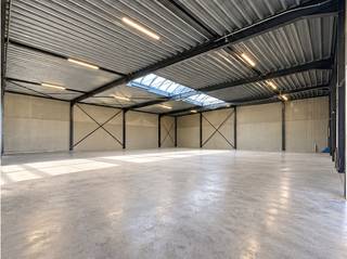 <p>Op een uiterst gunstige locatie, vlak bij de R8 in Heule, bieden wij deze volledig nieuwe en moderne KMO-unit van 520 m² te huur aan.<br />Dankzij de uitstekende bereikbaarheid en de praktische indeling is deze bedrijfshal uitermate geschikt voor opslag, stockage en diverse professionele activiteiten.<br />De loods beschikt over een vrije hoogte van 5 meter en twee ruime sectionaalpoorten van 4,50 m breed en 4,20 m hoog, waardoor het laden en lossen bijzonder vlot verloopt.<br />Bovendien is de unit voorzien van een betonnen vloer, natuurlijke lichtinval via lichtstraten en verlichting. De ruime, verharde buitenruimte zorgt voor extra manoeuvreergemak.<br /><br /><u>Troeven</u><br />Nieuwbouw KMO-unit van 520 m²<br />Mogelijkheid om te splitsen naar 260 m²<br />Topligging aan de R8 in Heule<br />Uitstekende bereikbaarheid<br />Vrije hoogte van 5 meter<br />Sectionaalpoort van 4,50 m x 4,20 m<br />Elektriciteit: 3 x 220 V<br />Regenwater<br />Lichtstraten en verlichting aanwezig<br />Ruime, verharde manoeuvreerruimte<br />Ideaal voor opslag en diverse bedrijfsactiviteiten<br />Een unieke kans voor ondernemers die op zoek zijn naar een nieuwe, functionele bedrijfsruimte op een strategische locatie!</p>