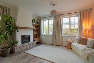 Rust, ruimte en comfort komen samen in deze charmante villa, gelegen in een doodlopende straat in Temse. Bij het binnenkomen wordt u verwelkomd in een ruime inkomhal die naadloos overgaat in de lichtrijke leefruimte. De aangename lichtinval en indeling creëren hier een warme en uitnodigende sfeer. <br />De woning beschikt over een vernieuwde keuken voorzien van een Boretti kookvuur die praktisch en eigentijds werd ingericht en perfect aansluit bij het dagelijkse wooncomfort. Verder biedt de villa maar liefst vier slaapkamers (waarvan 1 op de gelijkvloerse verdieping), waardoor er voldoende ruimte is voor het hele gezin, hobbyruimte of een dressing. De twee moderne badkamers zorgen bovendien voor extra comfort en maken deze woning klaar voor jarenlang zorgeloos wonen.<br />De woning beschikt over 14 zonnepanelen<span> met bijhorende groenestroomcertificaten tot 2031.</span><br />Ook buiten is het aangenaam vertoeven. De mooi aangelegde tuin biedt een heerlijke plek om tot rust te komen en volop te genieten van het buitenleven. Het mooie overdekte terras vormt daarbij een ideale verlenging van de leefruimte en is perfect voor gezellige etentjes, een aperitief met vrienden of ontspannen zomeravonden, ongeacht de weersomstandigheden.<br />De voormalige garage werd bovendien omgevormd tot een functionele bureauruimte, een absolute meerwaarde voor wie regelmatig van thuis uit werkt. Deze ruimte kan uiteraard ook perfect dienstdoen als hobbykamer, speelruimte of polyvalente kamer.<br />Een ideale gezinswoning voor wie op zoek is naar rust en ruimte, zonder in te boeten aan hedendaags comfort. Zeker een bezoek waard!<br />Referentie: 5728