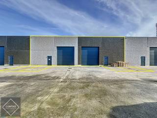<u><strong>Benaderende OPPERVLAKTEN:</strong></u><br />Magazijn: ± 454m²<br />Parkeerplaatsen: ± 58m²<br /><br /><u><strong>INDELING:</strong></u><br />Magazijn/opslagruimte (b: 20,90m x d: 21,72m) .<br /><br /><u><strong>AFWERKING:</strong></u><br />Betonnen constructie met volledige overspanning - gladde betonpanelen - gepolierde betonvloer - plat dak (steeldeck) met isolatie en centrale lichtkoepel - vrije hoogte 5,50m - elektrische sectionaalpoort Hormann  (B: 4m  x H: 4,3m) - afzonderlijke loopdeur - afzonderlijk toilet - TL-verlichting.<br /><br /><u><strong>BESTEMMINGSMOGELIJKHEDEN:</strong></u><br />Opslag, productie.<br /><br /><u><strong>NUTSVOORZIENINGEN:</strong></u><br />Elektriciteit (3x400+N - 63A), gasaansluiting, stadswater, regenwater met RW-pomp, riolering. <br /><br /><u><strong>LIGGING:</strong></u><br />Industriezone van Wingene (milieubelastend industriegebied). Vlot bereikbaar met opleggers via de N50. Op 4km van E40 (afrit Beernem).<br /><br /><u>* Bijzonderheden:</u><br />- Prijzen excl. onroerende voorheffing (aanslagbiljet) en btw (21%) - incl. afstand van verhaal brandverzekering.<br />- Onze referentie op <strong>www.centro.be:</strong> <strong>P0431</strong> of contacteer ons telefonisch via <strong>050/70.01.02 </strong>voor vrijblijvende info of bezichtiging.