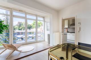 Ruim, lichtrijk en energiezuinig appartement<br /><br />Welkom in de Nerviërsstraat 18 in 2018 Antwerpen! Je woont hier met openbaar vervoer (tram en bus) in de directe omgeving, vlakbij ZAS Sint-Vincentius en het Stadspark. Dankzij de vlotte verbinding naar het centrum, het Groen Kwartier en op wandelafstand van het gezellige Zurenborg en de Dageraadplaats geniet je van zowel de rust als de bruisende stad. Top Mobiscore van 9,6/10! Het appartement bevindt zich op de 3de verdieping van een kleinschalig gebouw (lift voor langere tijd buiten gebruik). Je betreedt de woning via de inkomhal met handige berging. De ruime, lichtrijke woonkamer vormt het hart van het appartement. De geïnstalleerde keuken is uitgerust met gasvuur met dampkap, oven, koelkast, afwasmachine en een aansluiting voor een wasmachine. De vernieuwde badkamer beschikt over een badkamermeubel, ligbad met douche en toilet. Verder zijn er twee ruime slaapkamers. Bruikbare vloeroppervlakte volgens EPC: 108m². Kortom, ideaal voor alleenstaanden, koppels en gezinnetjes die op zoek zijn naar de nodige ruimte! <br /><br />Verplichte vermeldingen<br />EPC: 124 kWh/m²<br />G-score: B<br />P-score: B<br />Stedenbouwkundige inlichtingen: in aanvraag