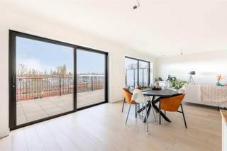 <p><span>Ruim &amp; modern appartement met groot terras in Steendorp</span></p>
<p><span>Dit recent gebouwd appartement (2021) bevindt zich in de Gelaagstraat te Steendorp, een rustige woonwijk met vlotte verbindingen naar nabijgelegen steden en openbaar vervoer op wandelafstand. De combinatie van rust en bereikbaarheid maakt het ideaal voor zowel eigen bewoning als investering.</span></p>
<p><span> </span></p>
<p><span>Het appartement is gelegen op de derde verdieping van het energiezuinige gebouw (EPC A, ventilatiesysteem D) en biedt 107m² woonoppervlakte. Bij binnenkomst word je verwelkomd in een ruime inkomhal met gastentoilet. De lichtrijke leefruimte met open, volledig uitgeruste keuken geniet van grote raampartijen die toegang geven tot het ruime terras van 30m² - perfect om te genieten van de buitenlucht.</span></p>
<p><span> </span></p>
<p><span>Verder beschikt het appartement over twee ruime slaapkamers, een moderne badkamer met inloopdouche en dubbel lavabomeubel, en een praktische berging met aansluiting voor een wasmachine.</span></p>
<p><span> </span></p>
<p><span>Wat maakt dit appartement uniek?</span></p>
<p><span>- EPC A - energiezuinig wonen</span></p>
<p><span>- Ruim terras van 30m²</span></p>
<p><span>- Vloerverwarming voor optimaal comfort</span></p>
<p><span>- 2 volwaardige slaapkamers</span></p>
<p><span>- Ondergrondse én bovengrondse parkeerplaats</span></p>
<p><span>- Rustige, maar centrale ligging met goede bereikbaarheid</span></p>
<p><span> </span></p>
<p><span>Beide parkeerplaatsen extra aan te kopen voor €43.000.</span></p>
<p><span> </span></p>
<p><span>Dankzij de moderne afwerking, energiezuinigheid en uitstekende ligging is dit appartement een topper voor eigen bewoning of als investering. Interesse? Neem contact met ons op voor een bezichtiging!</span></p>