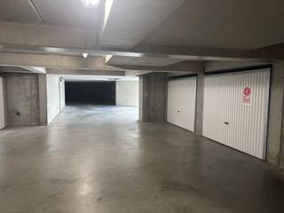 Box de garage spacieux très bien situé à vendre à Middelkerke, Warande 34 Residence « Nice ».Dimensions :hauteur : 1,80 mprofondeur : 5,80...