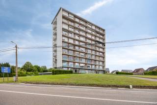 Bent u op zoek naar een instapklaar appartement met veel licht, buitenruimte en garage op een gegeerde locatie in Tienen? Dan is dit appartement op de 3de verdieping van Residentie Kennedy een buitenkans.<br />De lichtrijke woonkamer geeft uit op een ruim, zuidgericht terras met open uitzicht en optimale zoninval. De aparte keuken, voorzien van alle toestellen, biedt toegang tot een tweede terras aan de achterzijde met praktische bergruimte.<br />Het appartement beschikt verder over 2 slaapkamers, een badkamer, een apart toilet en voldoende opbergruimte.<br />Extra troeven zijn de private kelderberging en mogelijkheid om de garagebox met elektrische poort aan te kopen voor € 20.000. Het gebouw is voorzien van een lift tot in de kelderverdieping.<br />Met EPC-label C geniet u van energiezuinig wonen zonder renovatieverplichting.<br />Het appartement is gelegen nabij scholen, winkels, bakker en bushalte, met een vlotte verbinding naar de E40 richting Leuven en Brussel. <br />Het appartement is momenteel verhuurd en genereert onmiddellijke huurinkomsten.<br /><br />Interesse? Contacteer David via 0476 98 91 76 of info@ledonimmo.be voor meer informatie of een bezoek. Tot gauw ;)
