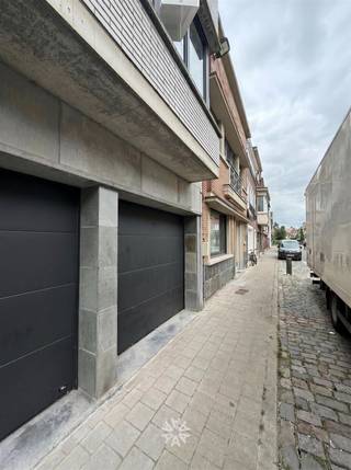 <p><span>SINT-AMANDSBERG - Ruime garagebox met centrale ligging en automatische poort</span></p><p><span> </span></p><p><span>Bent u op zoek naar een volwaardige garagebox? Deze parking van 22m² bevindt zich op het gelijkvloers van een kleinschalige residentie die recent een energetische renovatie onderging en werd voorzien van een automatische sectionaalpoort.</span></p><p><span>Geschikt voor een (stads)wagen of compacte SUV en/of extra opbergruimte.</span></p><p><span> </span></p><p><span>Enkele troeven in een notendop: </span></p><ul><li><span>Centrale ligging te Sint-Amandsberg</span></li><li><span>Kleine residentie</span></li><li><span>Lage gemeenschappelijke kosten</span></li><li><span>EPC gemeenschappelijke delen, asbestveilig en conforme elektriciteit</span></li><li><span>Publieke laadpaal aanwezig in de straat</span></li><li><span>Afzonderlijk verhuurbaar</span></li></ul><p><span> </span></p><p><span> </span></p><p><span>Afmetingen: </span></p><ul><li><span>Inrit: 2,27m B x 2m H</span></li><li><span>Box: 2,30m B x 9,55m L</span></li><li><span>Hoogte box: 2,30m</span></li></ul><p><span> </span></p><p><span> </span></p><p><span>Belangrijk: </span></p><p><span>Vraagprijs: 35.000 EUR</span></p><p><span>EPC GD: 20251125-0003740295-GD-1</span></p><p><span> </span></p><p><span>Interesse? Contacteer Axel Lenaerts makelaars voor meer info via <span>Laurens@axellenaerts.be</span></span><span> of 09 245 24 24</span></p>