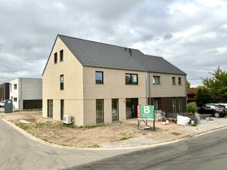 <p>Zeer ruime stijlvolle nieuwbouwwoning op een hoekperceel van 3a 43ca, met een bewoonbare oppervlakte van maar liefst 211 m² en potentieel voor 5 slaapkamers.<br /><br />Deze energiezuinige woning wordt volledig afgewerkt opgeleverd, met een tijdloze afwerking en duurzame, kwalitatieve materialen.<br /><br />Indeling: inkomhal, apart toilet, ruime en lichtrijke leefruimte met open keuken, berging, nachthal, 3 slaapkamers, apart toilet en een prachtige badkamer met inloopdouche en ligbad. Mogelijkheid tot het creëren van een 4de en 5de slaapkamer op de zolderverdieping.<br />De leefruimte geeft directe toegang tot de zuidgerichte tuin.<br /><br />De woning is uitgerust met hedendaagse technieken zoals een warmtepomp, ventilatiesysteem type D, vloerverwarming, zonnepanelen en beschikt over een gunstig E-peil (9).<br /><br />Verkoop met opsplitsing van BTW-en registratierechten.<br /><br />Vermoedelijke oplevering voorzien eind juli 2026.<br /><br />Gelegen in een rustige woonwijk, nabij winkels, scholen en het centrum.<br /><br />Stedenbouwkundige inlichtingen in aanvraag.<br /><br />Interesse? Contacteer ons kantoor voor meer info of een bezoek ter plaatse via 0472/533.946 of mail naar info@immo-b.be!</p>