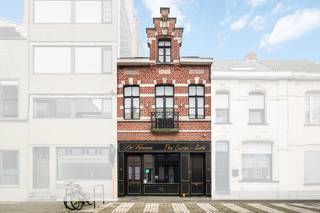 Roeselare-stadskern. Polyvalente BURGERWONING / HANDELSHUIS in 2 delen :  exclusief commercieel pand gelijkvloers met tuin en uniek...