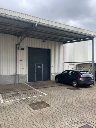 Discover this industrial unit, strategically located in Mechelen. Easily accessible via the E19 freeway, this property offers an ideal business location between Brussels and Antwerp.<br /><br />The warehouse has a total surface area of 126 m² and a clear height of 6 meters, enabling optimum use of space. It is also equipped with a sectional electric door, with a width of 3 meters and a height of 4 meters, which facilitates access for trucks and other vehicles.<br /><br />Do not hesitate to contact us for further information or to schedule a visit. Make this strategic location your new business space!
