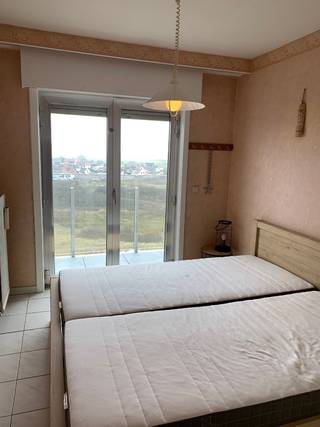 Dit knus appartement heeft prachtig frontaal zeezicht vooraan en wijd uitzicht op polders achteraan.<br />Inkom met ruime vestiaire, woonkamer met open keuken en terras, apart toilet, badkamer met bad, 1 slaapkamer met terras.<br />Lift en fietsenberging in het gebouw.<br />Vrij per 01/07/2026.<br />Maandelijkse huurprijs: 750 EUR.