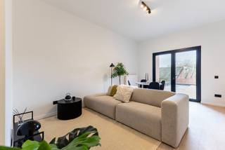 Bent u op zoek naar een hoogwaardig gerenoveerd appartement met 1 slaapkamer en een groot terras in Brasschaat? Dan hebben wij deze parel boven...